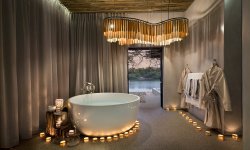 Matetsi-River-Lodge-Suite-Bath-2.jpg